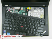 Tastatur entfernt - das Mainboard ist von oben zugänglich