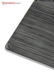 Rund um die Tastatur ist der Kunststoff im Metall-Look mit gebürsteter Optik gehalten.