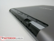 Abdeckung entfernt - Lautsprecher und microSD-Kartenleser freigelegt