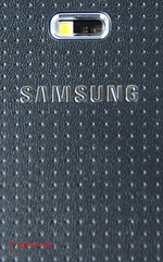 Das Design kommt vom Galaxy S5, die Rückseite ist wieder leicht strukturiert.