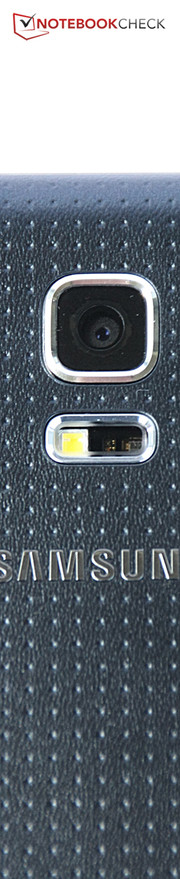 Der Pulssensor neben dem LED-Blitz ist immer noch an Bord.