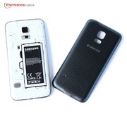 Der Akku lässt sich noch immer entnehmen. Dennoch ist das Gehäuse wasser- und staubdicht.