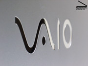 Das Vaio-Logo in Chromoptik verströmt Exklusivität, aber ...