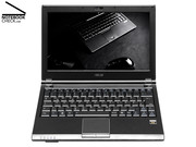 ... die Flächen der Innenseite sind mit echtem, schwarzem Rindsleder bezogen. Die handpolierten Einfassungen aus rostfreiem Edelstahl sind ein weiterer Blickfang.