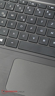 Tastatur und Clickpad sind für die Preisklasse gut zu bedienen und stabil.