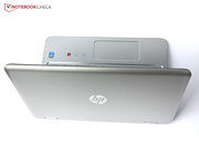 Über die Scharniere lässt sich nämlich der Monitor nicht nur aufklappen,...