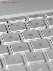 Die Tastatur bietet große Tasten und eine Tastaturbeleuchtung.
