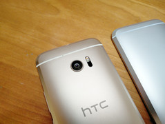 HTC legt natürlich wieder viel Wert auf die Kamera: UltraPixel 2 + 12 MP an der Rückseite.