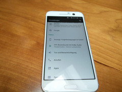 Natürlich gibt es auch wieder tolle Lautsprecher mit Support durch HTC Boom Sound.