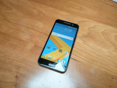 Das graue HTC 10 ist das einzige mit schwarzer Vorderseite.