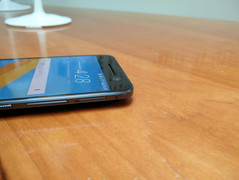 5 Megapixel mit optischem Bildstabilisator an der Vorderseite.