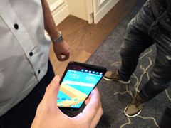 Der SIM-Slot findet sich an der Oberkante, auf einen 3,5mm-Anschluss verzichtet HTC.