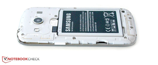 Unter der Abdeckung: Akku, micro-SIM-Slot, microSD-Slot