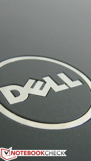 Außer den Dell und Latitude Logos ist das Design rundherum matt.