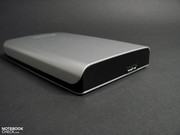 Aluhülle umfasst das Gehäuse mit heruntergezogener Oberseite