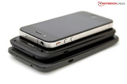Das Apple iPhone 4 ist im Vergleich zu den Testgeräten winzig.
