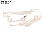 Das 120 Gramm leichte Netzteil in der Farbe des Netbooks