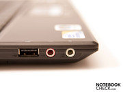 Ein weiterer USB-Anschluss und die Audioanschlüsse befinden sich an der linken Seite