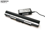 Der große 8-Zellen-Akku neben dem kleinen Netzteil