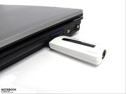 das weiße Gehäuse ist recht unempfindlich und verbirgt lange Fingerabdrücke & Co.