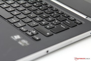 Chiclet-Style-Tastatur mit Beleuchtung und großes Touchpad.