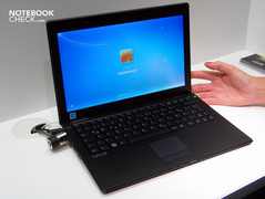 An der linken Geräteseite der Netzanschluss, ein Kensington Lock, 2x USB-2.0-Ports und ein Audioausgang für Kopfhörer.