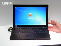 An der Frontseite je ein SD- und ein Memory-Stick-Slot.