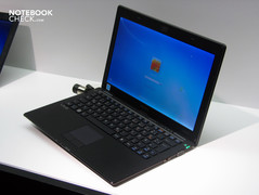 Rechts finden wir den VGA-Ausgang und einen LAN-Port.