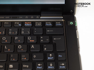 Die Tastatur mit Einzeltasten (Chiclets) hat einen kurzen Hub und einen kommoden Anschlag.