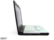 Die Gesamterscheinung wirkt recht schlank, bringt aber ein Testgewicht von knapp 3 kg auf die Waage.