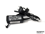 Das Netzteil ist sehr klein und in schlichtem Schwarz gehalten