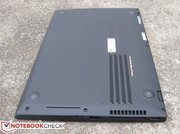 Die Lautsprecherausgänge sind an gegenüberliegenden Enden des Bodens angeordnet.