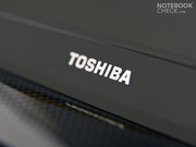 Unter dem Bildschirm befindet sich ein Toshiba-Logo und ...