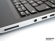 Gegenüber befinden sich der 5-in-1 Kartenleser, Audioeingang/-ausgang, ...