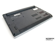 Die Unterseite ist mit einer große Abdeckung versehen unter der sich ...