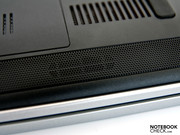 Unter der Front befinden sich zwei durchschnittliche Stereo-Lautsprecher