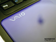 Auf der Handballenauflage befindet sich das Vaio-Logo von Sony und ...