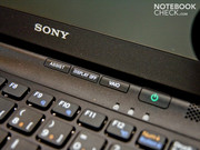 Über der Tastatur befinen sich vier kleine Hard- und Softwareschalter, ...