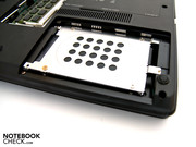 Eine 320 GByte Festplatte von Hitachi findet sich ebenfalls an der Unterseite