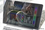 Das Display bietet einen erweiterten Farbraum, eine gute Helligket und hohe Kontraste. Leider spiegelt es in hellen Umgebungen stark.