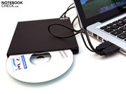 Aktuell erhält man ein externes Gehäuse für das SuperDrive gratis dazu! Leider belegt dieses zwei USB-Ports.