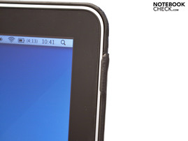 Vier Clips halten das Displaycover.