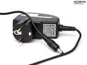 Das Netzteil ist sehr kompakt und mit 200 Gramm entsprechend leicht.