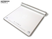 Die Unterseite ist in Weiß gehalten und beherbergt ein großes Apple-Logo.