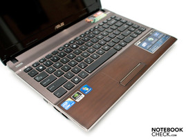 Großzügige Tastatur im US-Layout.