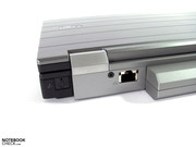 Der große und weit abstehende 90 Wh Akku verhilft zu passablen Laufzeiten