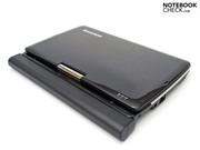 Versteckt: ein Muster unter dem Klarlack des Displaydeckels.