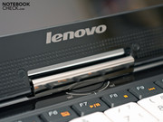 Der Bildschrim wird gut in Position gehalten, wobei ein Nachwippen bleibt.