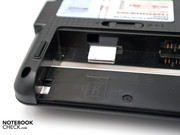 Neben dem typischen Dummy-Schacht für eine SIM-Karte ist ...