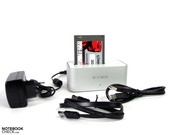 Ordentlicher Lieferumfang inklusive Kabel und Netzteil